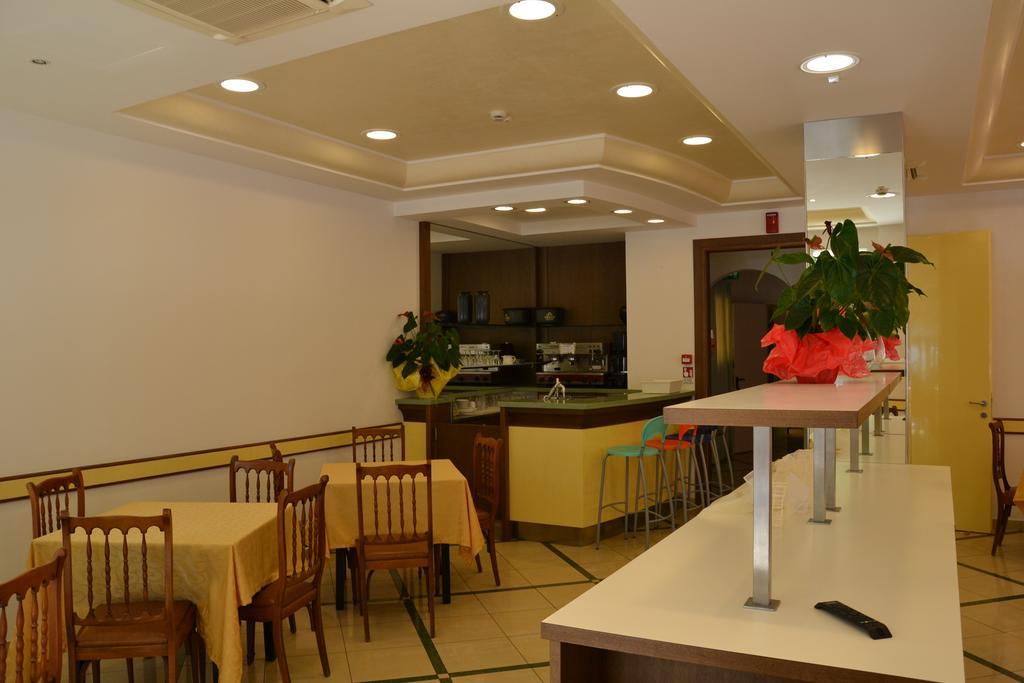 Hotel Ariston Мисано Адриатико Екстериор снимка
