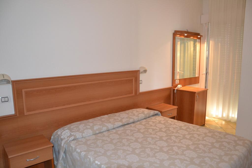 Hotel Ariston Мисано Адриатико Стая снимка