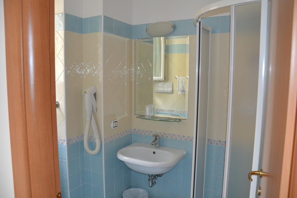Hotel Ariston Мисано Адриатико Стая снимка